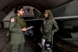 Cô Ayesha Farooq, 26 tuổi, (phải) nữ phi công máy bay chiến đấu duy nhất của Pakistan nói chuyện với kỹ sư hàng không Anam Hassan, 24 tuổi, tại căn cứ Mushaf ở Sargodha, phía bắc Pakistan, 7/6/2013.