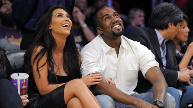 En esta foto, Kim Kardashian y su novio, el rapero  Kanye West, asisten a un juego de Los Angeles Lakers el pasado 12 de Mayo. Recientemente ella fue diagnosticada con psoriasis, una enfermedad que provoca lesiones escamosas en la piel.