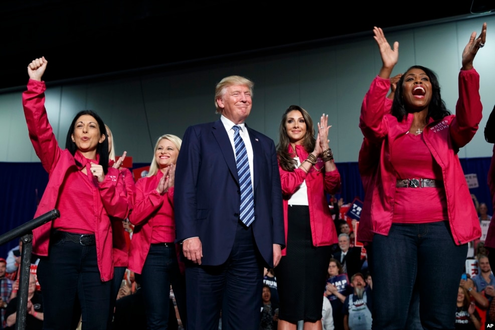 川普和支持他的妇女在北卡罗莱纳州的竞选大会上（2016年10月14日）。