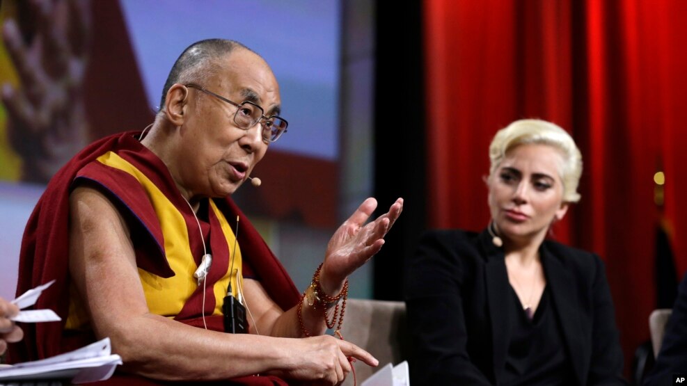 Kina kritikon takimin Dalai Lama – Lady Gaga
