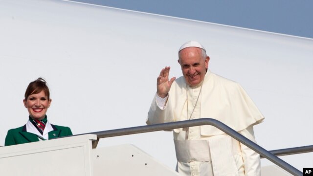 Đức Giáo hoàng vẫy chào phóng viên ở Rome khi ông lên máy bay hđến thủ đô Quito, Ecuador, ngày 5 tháng 7, 2015.