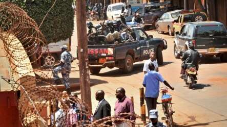 Polisi wasimkama zamu nje ya ofisi za gazeti la  Daily Monitor mjini Kampala Mei 20, 2013