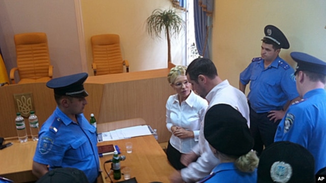 Policemen arrest former Ukrainian Prime Minister Yulia Tymoshenko in the Pecherskiy District Court in Kyiv, August 5, 2011
