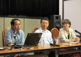 中國人民大學教授時殷弘(左)和北京大學教授賈慶國(中)(2012年5月10日，美國之音張楠拍攝)