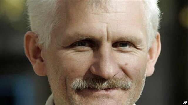 Ales Belyatsky, head of the Vyasna human rights center, in Minsk, Belarus, October 11, 2007 (file photo)