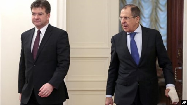 Russia's Foreign Minister Sergei Lavrov (R) and Slovak Foreign Minister Miroslav Lajcak take a walk during their meeting in Moscow, Russia,  December 12, 2012. (AP)