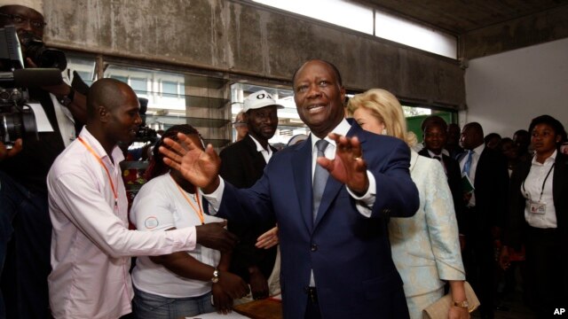 Tổng thống Bờ Biển Ngà Alassane Ouattara đi bỏ phiếu tại Abidjan, ngày 25/10/2015.