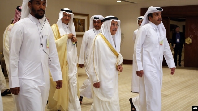 Bộ trưởng Dầu mỏ Ả-rập Saudi Ali al-Naimi (giữa, phải) đến dự cuộc họp của các nước sản xuất dầu mỏ lớn ở Doha, Qatar, ngày 17 tháng 4, 2016.