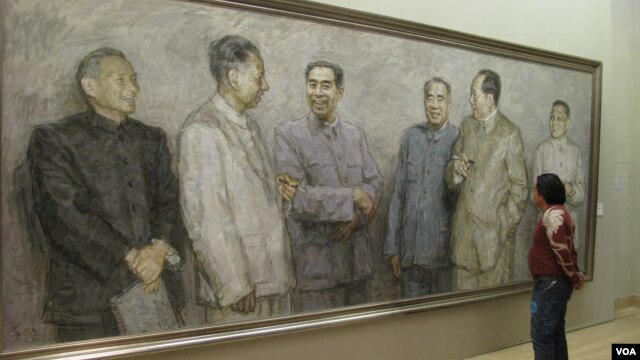 中国画展中有人观看中共文革前政治局常委的肖像画，右起：邓小平、毛泽东、朱德、 周恩来、刘少奇、陈云。常委中的林彪不在画上（美国之音张楠拍摄）