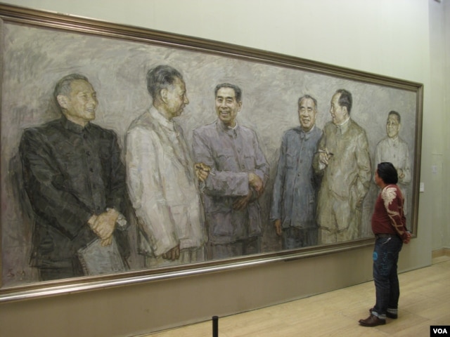 中国画展中有人观看中共文革前政治局常委的肖像画，右起：邓小平、毛泽东、朱德、 周恩来、刘少奇、陈云。常委中的林彪不在画上（美国之音张楠拍摄）