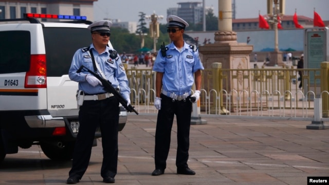 Cảnh sát Trung Quốc canh gác tại Quảng trường Thiên An Môn, ngày 4/6/2014. 