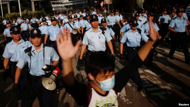 Sinh viên Hồng Kông xuống đường biểu tình đòi dân chủ gần trụ sở chính phủ, ngày 29/9/2014.