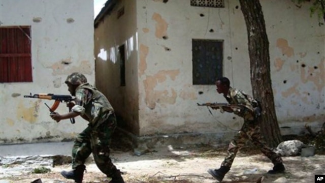 Somali government forces run in a street during skirmishes with insurgents from the al-Qaida aligned terrorist group Al-Shabaab in the Wardigley neighborhood in Mogadishu, Somalia (File)