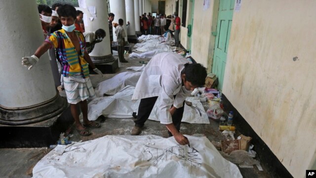 Nhà xác tạm tại một trường học gần tòa nhà bị sập ở Bangladesh, ngày 27/4/2013. 