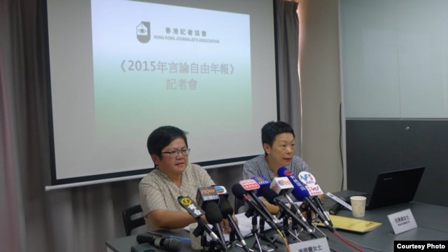 记协主席岑倚兰(左)公布最新言论自由年报(香港记协 facebook图片)