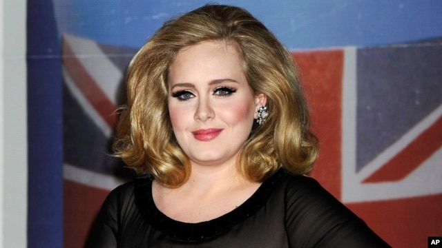 Adele saat tiba di O2 Arena, London untuk menerima penghargaan Brit Awards, 21 Februari 2012 (Foto: dok).