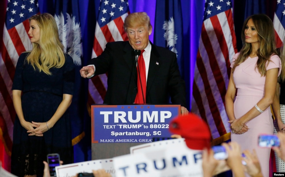 2016年2月20日，美國共和黨總統參選人川普和女兒伊万卡（左）和妻子（右）在南卡羅來納州競選。 川普及其女兒伊万卡的不少時裝產品是在中國生產的
