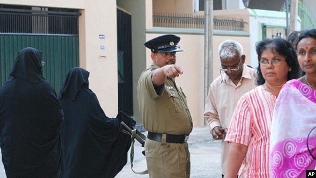 Policeman giving instruction to voters at polling station in Colombo, 26 Jan 2010