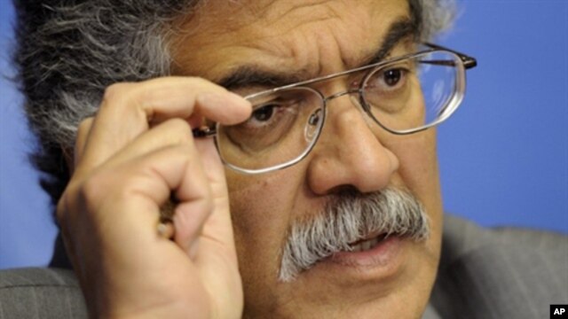 Permanent Representative of Pakistan to the United Nations Office in Geneva, Ambassador Zamir Akram gestures during a press conference focusing on recent flooding in Pakistan, 17 Aug 2010