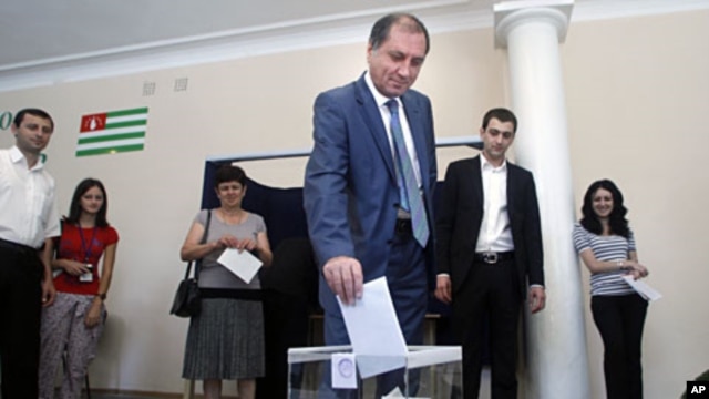 Abkhazian presidential candidate Sergei Shamba casts his ballot at a polling station in Sukhumi, Aug. 26, 2011
