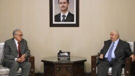 Ngoại trưởng Syria Walid al-Moualem (phải) tiếp Ðặc sứ Hòa bình Quốc tế Lakhdar Brahimi tại Damascus, ngày 20/10/2012. 