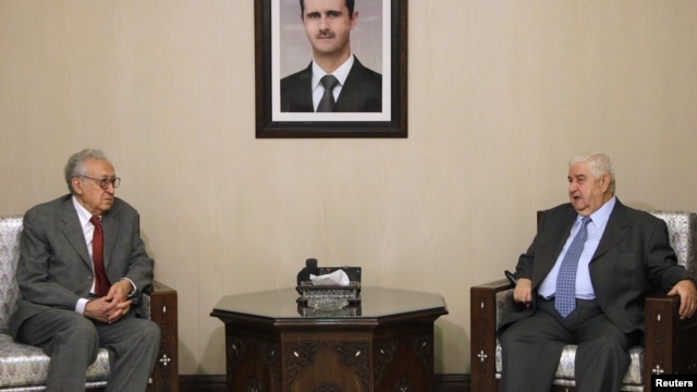 Ngoại trưởng Syria Walid al-Moualem (phải) tiếp Ðặc sứ Hòa bình Quốc tế Lakhdar Brahimi tại Damascus, ngày 20/10/2012. 