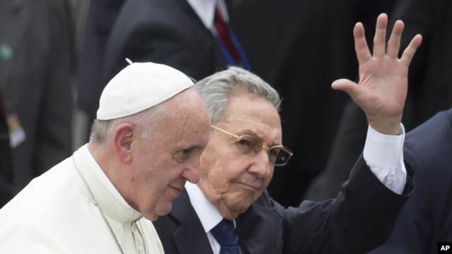 El papa Francisco es recibido por el presidente de Cuba.