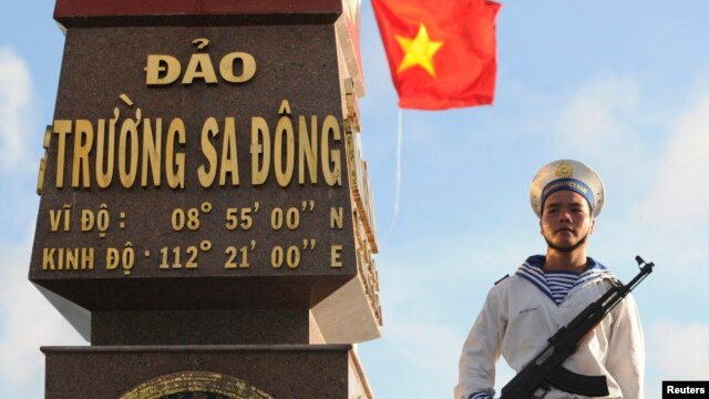 Một người lính hải quân Việt Nam đứng canh gác tại đảo Trường Sa Đông thuộc quần đảo Trường Sa.