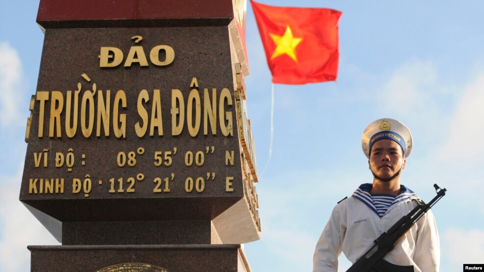 Chiến sĩ Việt Nam đứng gác trên đảo Trường Sa Đông. (Ảnh tư liệu)