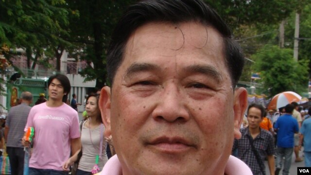 General Kittisak Rathprasert at Anti-Government Rally Bangkok November 24, 2012 (VOA Photo R. Corben).