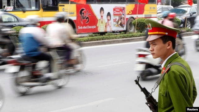 Cảnh sát canh gác trên đường phố ở Việt Nam.