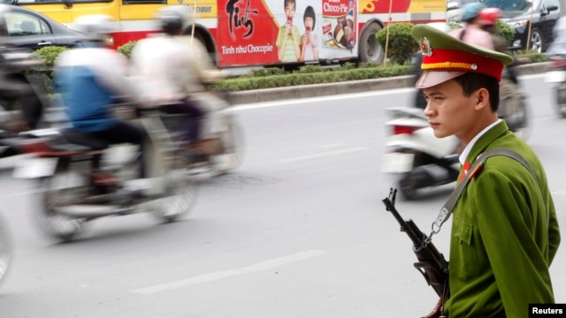 Một cảnh sát trên đường phố ở Việt Nam.