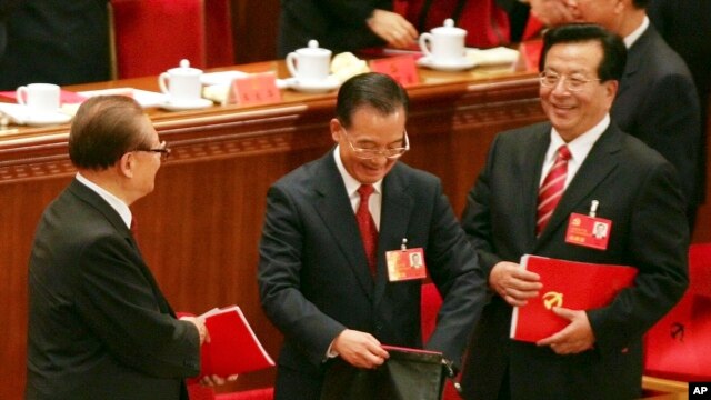 中共17大閉幕式上的江澤民、溫家寶和曾慶紅（右）