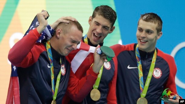 Đội bơi lội nam của Hoa Kỳ đã đoạt huy chương vàng trong môn bơi tiếp sức 4x100.