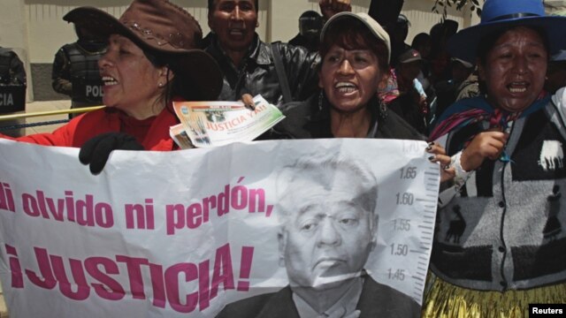 Manifestantes portan un cartel con la imagen del expresidente Sánchez de Lozada durante la protesta frente a la embajada de EE.UU.