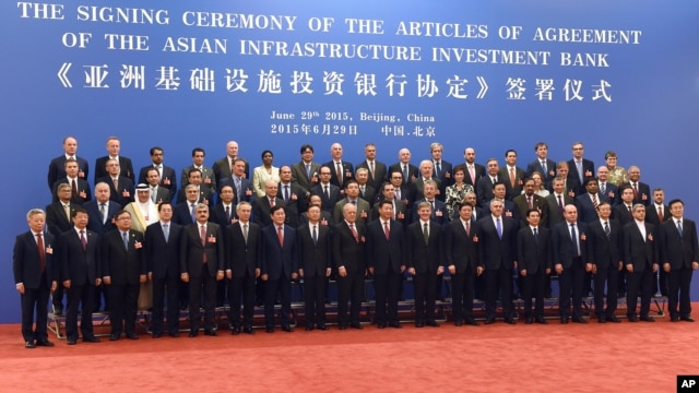 Các đại biểu tham dự lễ ký kết khai trương Ngân hàng Đầu tư Hạ tầng Cơ sở (AIIB) tại Bắc Kinh hôm 29/6/2015.