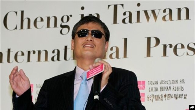 Luật sư nhân quyền mù Trung Quốc Trần Quang Thành nói chuyện với báo giới tại một cuộc họp báo ở Đài Bắc, ngày 24/6/2013.