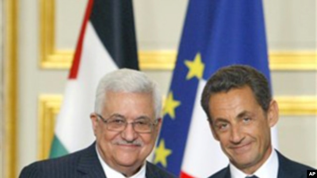 French President Nicolas Sarkozy (r) after a meeting with Palestinian President Mahmoud Abbas at the Elysee Palace in Paris, 27 Sept. 2010