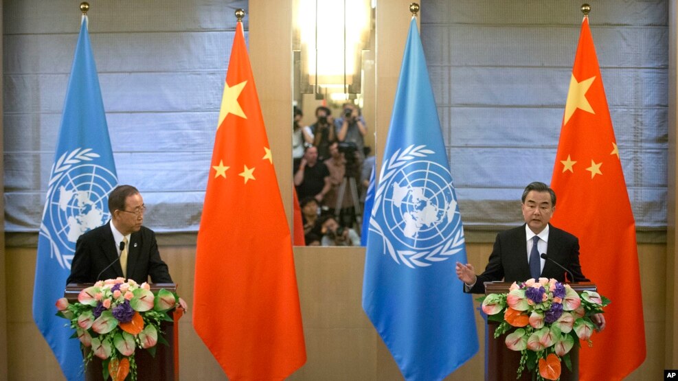 联合国秘书长潘基文(左)在与中国外交部长王毅的联合记者会上(2016年7月7日)