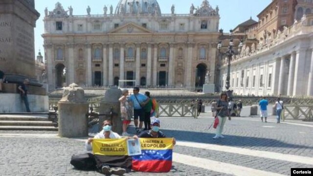 Los dos venezolanos en huelga de hambre en El Vaticano aspiran a que el Papa los reciba.