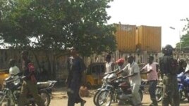 Hoton jami'an tsaro kennan daura da gidan Gwamna a Kano, Nigeria. (Isiyaku Ahmed/VOA)