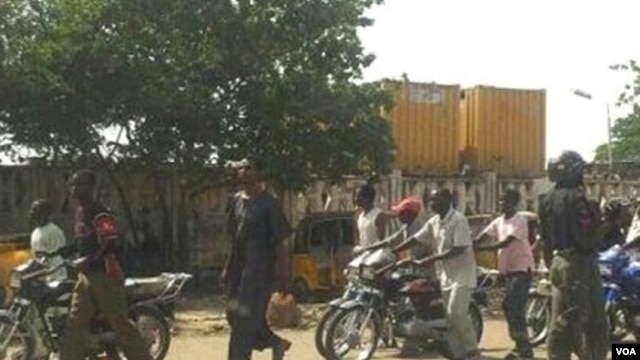 Hoton jami'an tsaro kennan daura da gidan Gwamna a Kano, Nigeria. (Isiyaku Ahmed/VOA)
