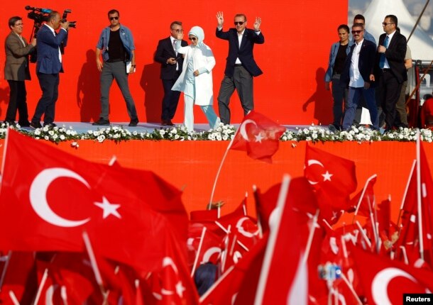 Tổng thống Thổ Nhĩ Kỳ Tayyip Erdogan và vợ, bà Emine Gulbaran, tham dự cuộc mít tinh Dân chủ và Tử vì đạo do ông tổ chức với sự hậu thuẫn của Đảng Công lý và Phát triển (AKP), các đảng đối lập Cộng hòa Nhân dân (CHP) và Phong trào Dân tộc chủ nghĩa (MHP).