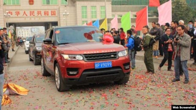 Xe ôtô du lịch tự lái Trung Quốc vào tham quan Móng Cái năm 2014. Ảnh chụp màn hình trang web vnexpress.net