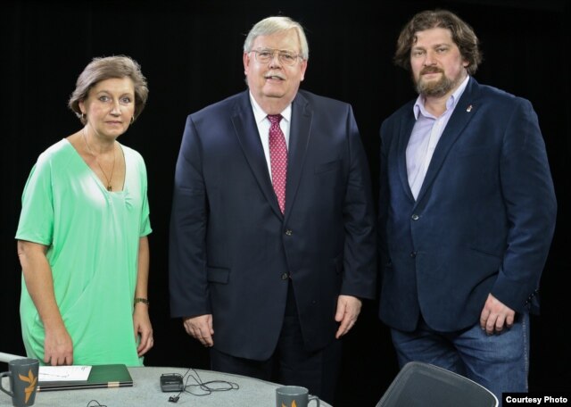 U.S. Ambassador to Russia John Tefft, center, with VOA Russian Service's Danila Galperovich and Radio Free Europe/Radio Liberty’s Irina Lagunina, left, June 27, 2016. (U.S. Embassy photo)