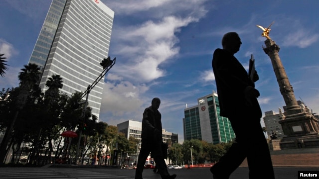 Centro financiero cerca del momumento al Ángel de la Independencia en Ciudad de México. Según el BM, la clase media latinoamericana ha mejorado sensiblemente.