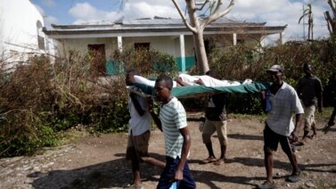 Những người đàn ông khiêng một người phụ nữ bị thương trong cơn bão Matthew tại Chantal, Haiti, ngày 07 tháng 10 năm 2016. 