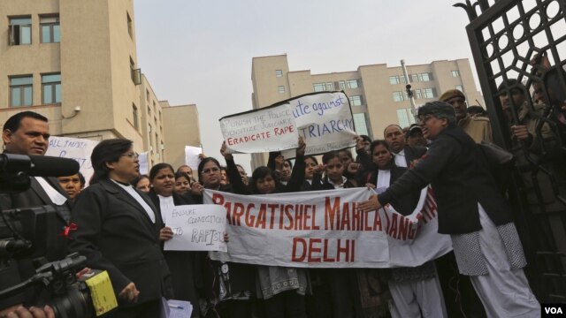 Đoàn người biểu tình phản đối trước một tòa án trong thủ đô New Delhi của Ấn Độ, yêu cầu ngành tư pháp hành động nhanh chóng hơn chống lại hành động cưỡng hiếp