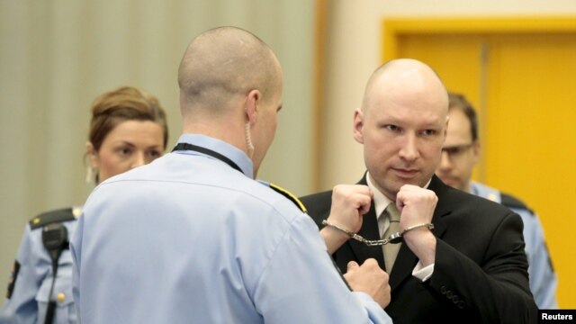 Kẻ giết người hàng loạt Anders Behring Breivik được tháo bỏ còng tay bên trong phòng xử án nhà tù Skien, Na Uy, ngày 16 tháng 3 năm 2016.