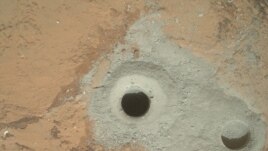 Tàu Curiosity của NASA đã đặt máy khoan trên Sao Hỏa lần đầu tiên.